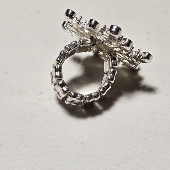 Strechy Snow Flake Blingy Ring L4 Pre Owned - Picture 3 of 4